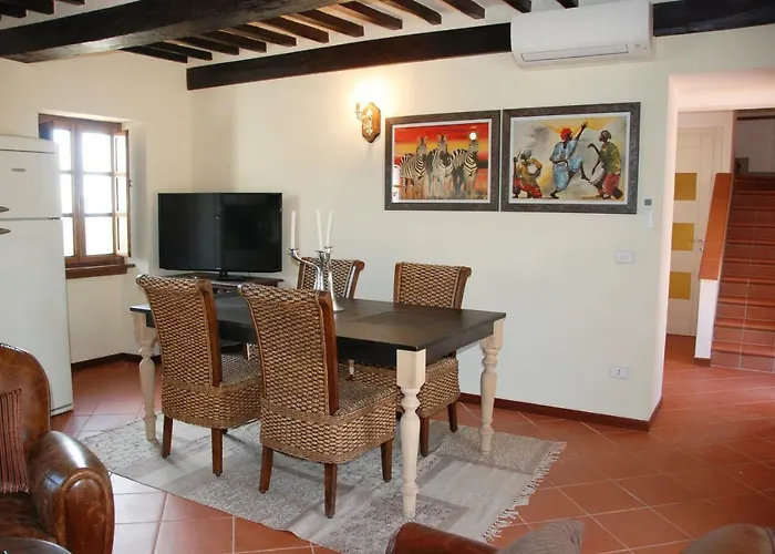 アパート Il Riccio-casale Panoramico Con Piscina In Versilia マッサローザ